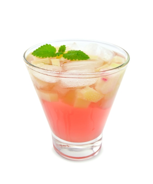 Limonade à la rhubarbe et à la menthe dans un verre isolé sur fond blanc