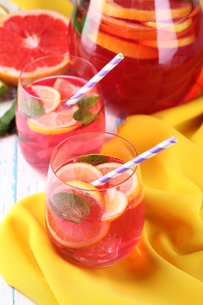 Limonade rose dans des verres sur table closeup