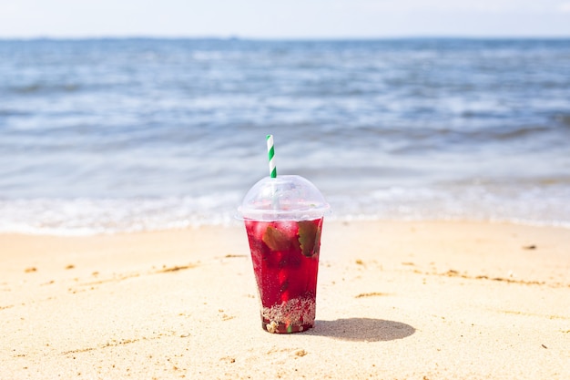 Limonade soda rouge cerise ou fraise jus de fruits frais côte de la mer