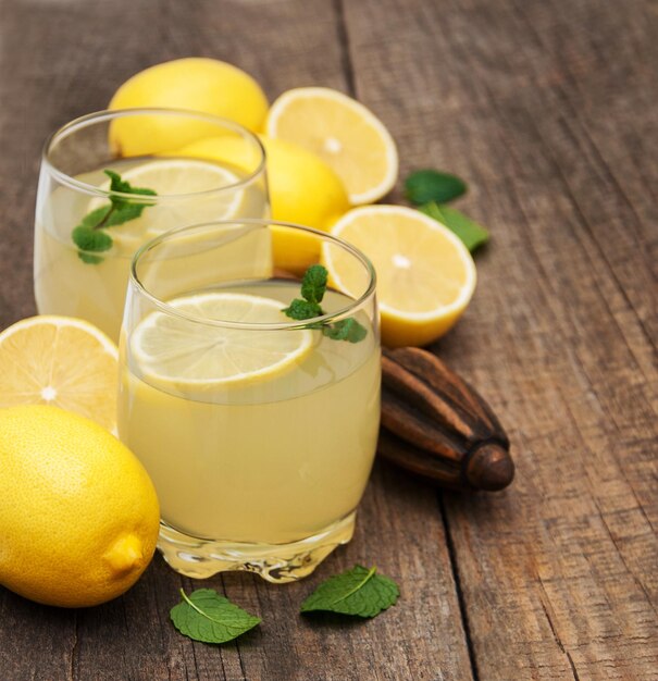 Photo la limonade sur une table