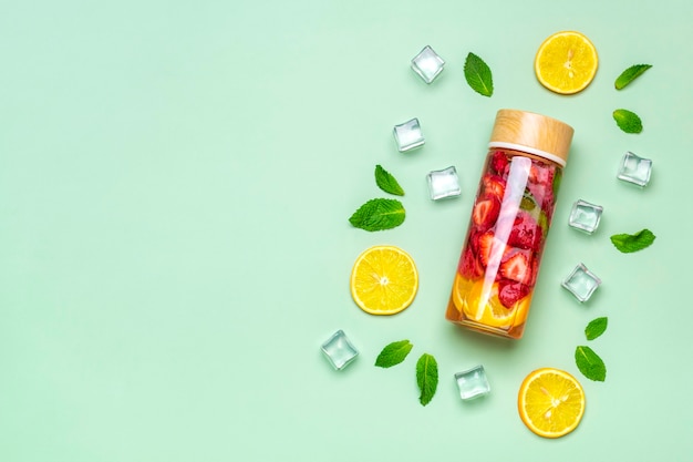 Limonade ou thé à l'eau infusée aux fraises Boisson froide glacée d'été avec citron fraise et l