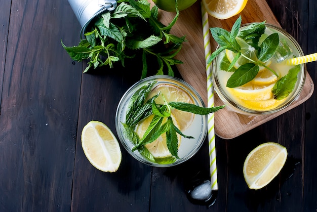 Limonade en verre avec glace et menthe