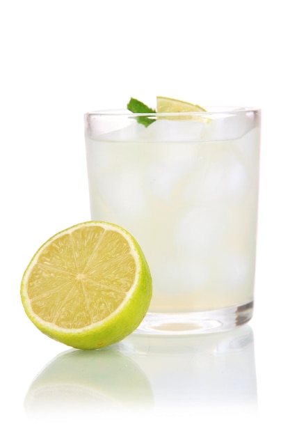 Limonade en verre isolé sur blanc