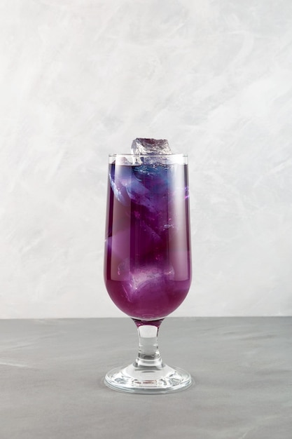 Limonade violette ou thé glacé aux pois bleus Cocktail glacé Boisson estivale rafraîchissante