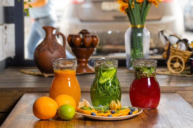 Limonades de fruits et de baies sur le plateau en bois d'épinette