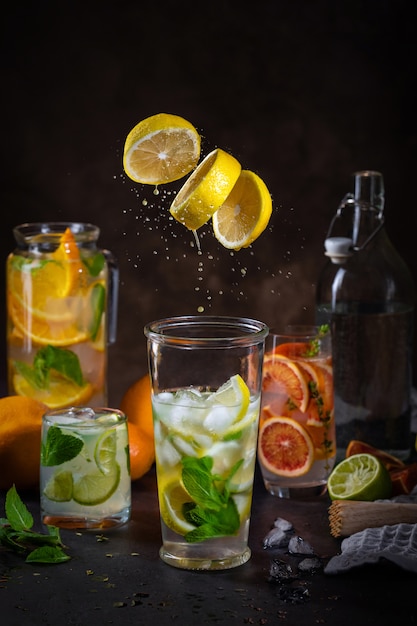 Photo limonades de fruits frais avec éclaboussures et congélation