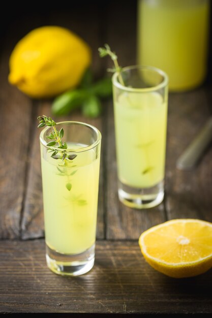 Limoncello traditionnel italien de liqueur de citron et citron frais d'agrumes. Boisson alcoolisée.