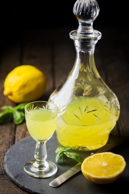Limoncello traditionnel italien de liqueur de citron et citron frais d'agrumes. Boisson alcoolisée.