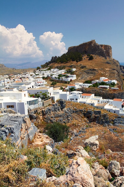 Lindos avec le château en haut sur l'île grecque de Rhodes.