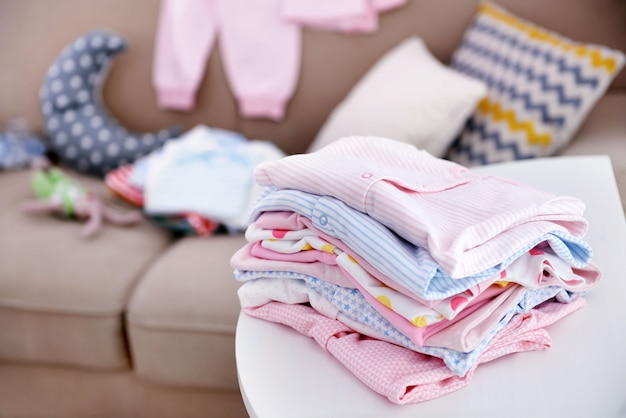 Linge de bébé sur table à l'intérieur