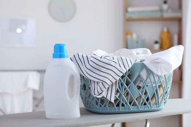 Linge dans un panier à l'intérieur de la chambre