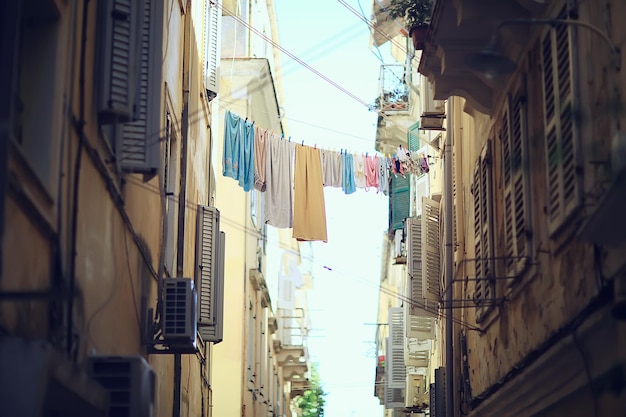 le linge est séché dans une rue étroite de l'Italie, style de vie italien