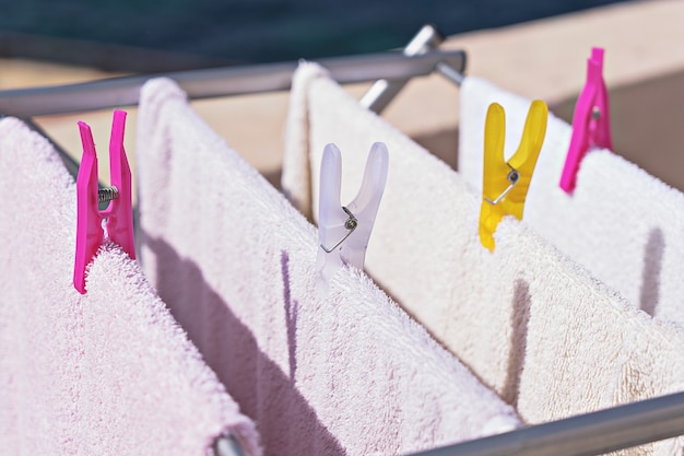 Photo le linge est suspendu à la sécheuse