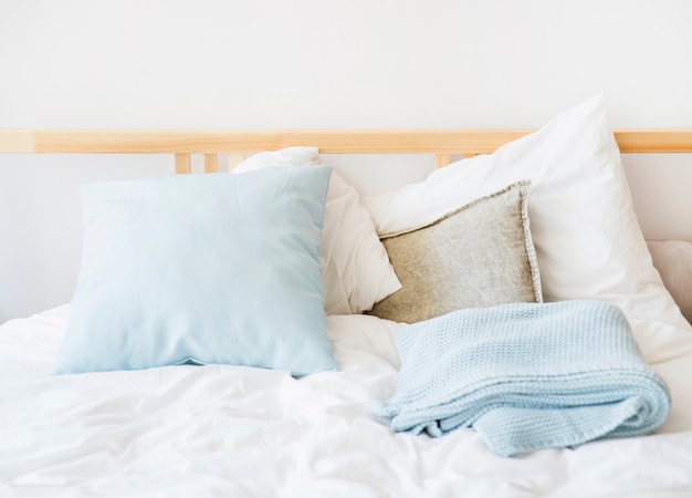 Linge de lit blanc et bleu sur le lit