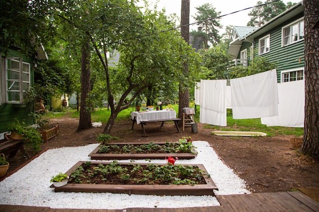 Linge de lit séchant sur une corde à linge dans le jardin