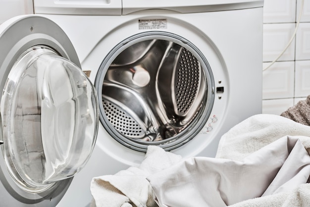 Linge sale à la machine à laver avec une porte ouverte