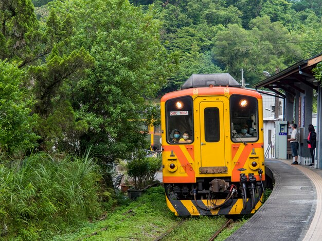 Lingjiao, Taïwan - 20 septembre 2021 : Train de la ligne de chemin de fer Pingxi voyageant le 20 septembre 2021 à Lingjiao, New Taipei City, Taïwan