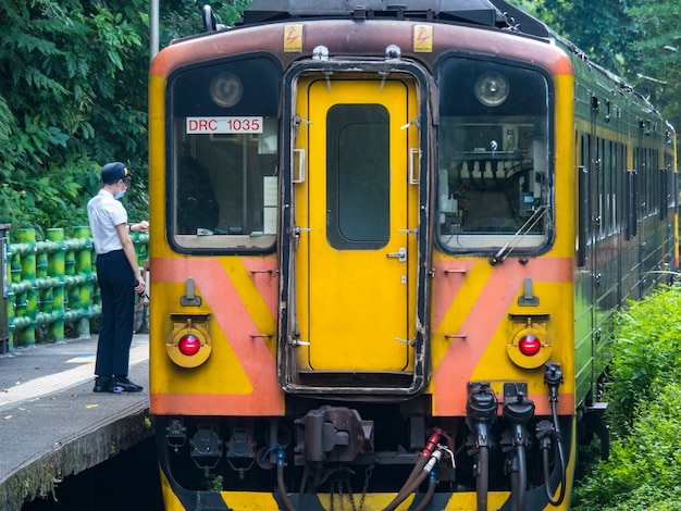 Lingjiao, Taïwan - 20 septembre 2021 : Train de la ligne de chemin de fer Pingxi voyageant le 20 septembre 2021 à Lingjiao, New Taipei City, Taïwan