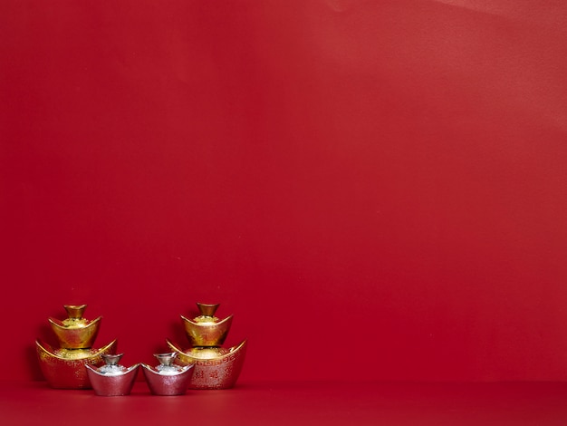 Lingot d'or chinois sur rouge