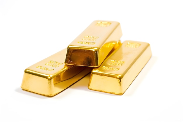 Les lingots d'or sont empilés sur un fond blanc