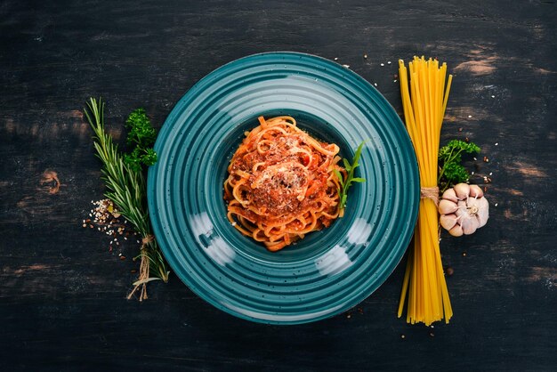 Linguine Pâtes aux tomates Sur un fond en bois Cuisine italienne Vue de dessus Espace de copie