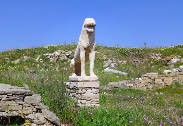 Photo le lion emblématique des naxiens sculpture ancienne de lion sur l'île de delos mykonos grèce