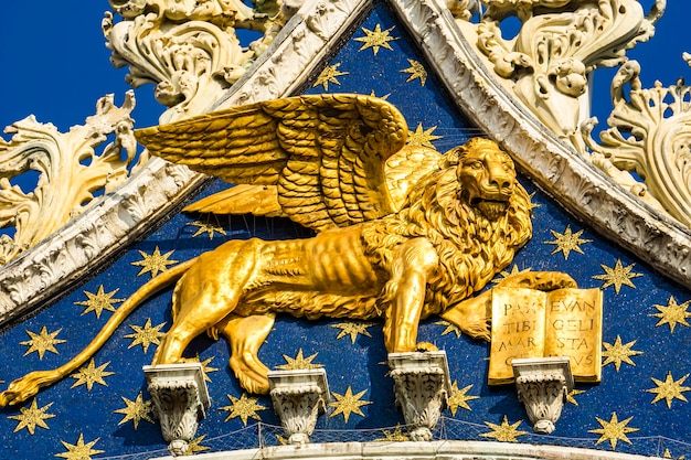 Lion d'or, symbole de Venise, au sommet de la Basilique Saint-Marc (San Marco) à Venise, Italie