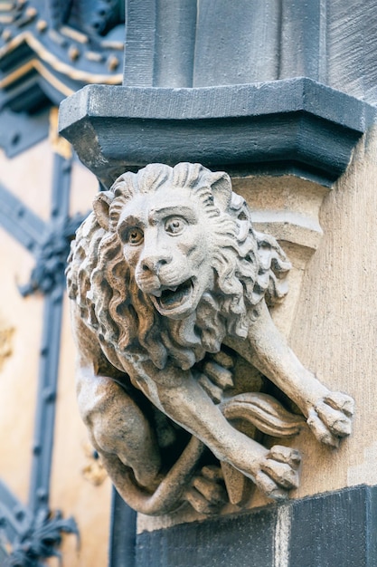 Lion de statue en pierre à la façade du nouvel hôtel de ville de Munich Allemagne Détails