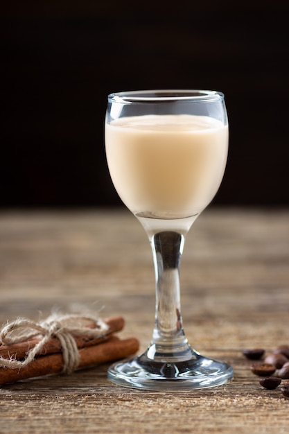 Liqueur de crème sur table en bois