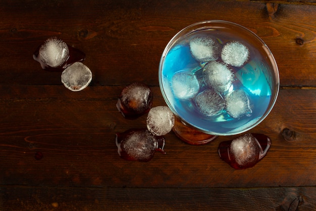 Liqueur de Curaçao bleu avec glace, vue de dessus