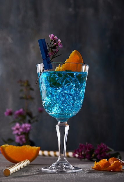 Liqueur de Curaçao bleu avec orange et fleur pour la conception