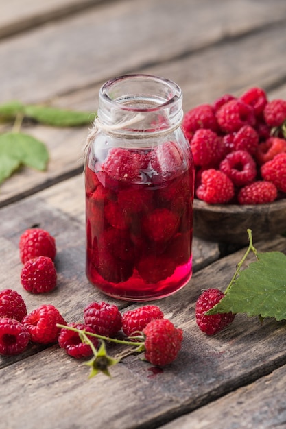 Liqueur de framboise et baies fraîches avec des feuilles