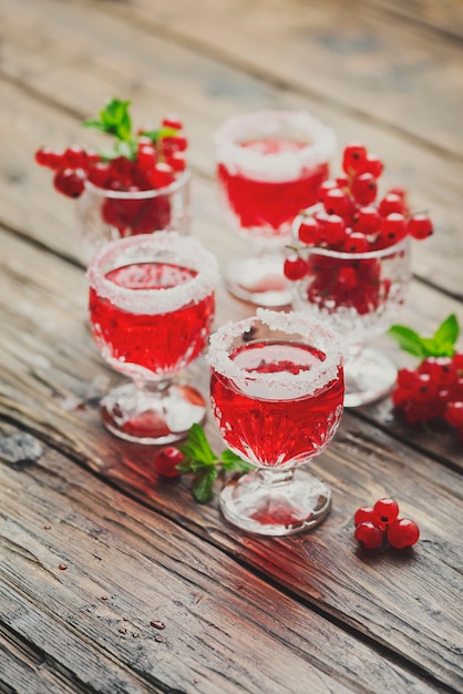 Liqueur de groseille rouge avec sucre et menthe