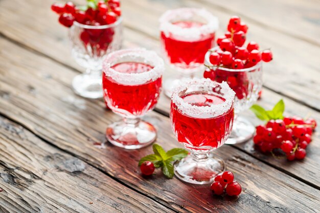 Liqueur de groseille rouge avec sucre et menthe