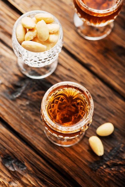 Liqueur italienne Amaretto dans des verres