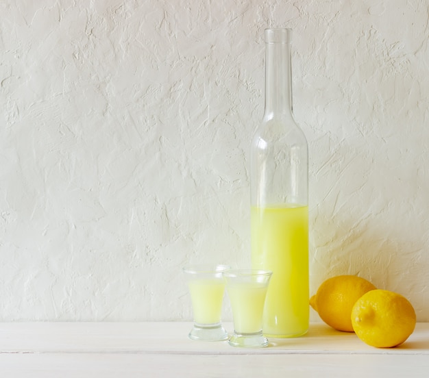 Liqueur de limoncello italienne. De l'alcool. Bar. Cuisine nationale. Recette.