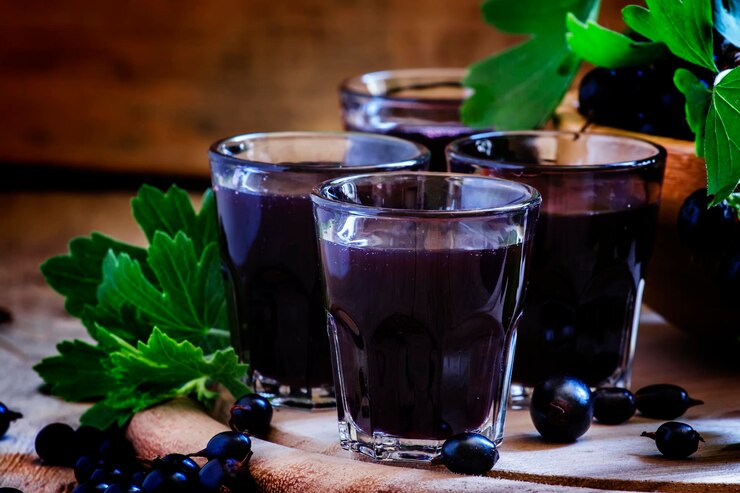 Photo liqueur maison à base de cassis et de baies fraîches vintage background selective focus