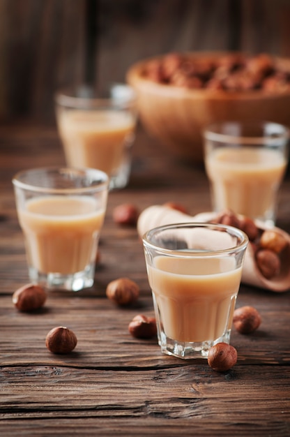 Liqueur de noisette traditionnelle italienne sur la table en bois, mise au point sélective