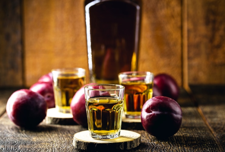 Photo liqueur de prune, boisson alcoolisée à la prune traditionnelle du moyen-orient et d'asie