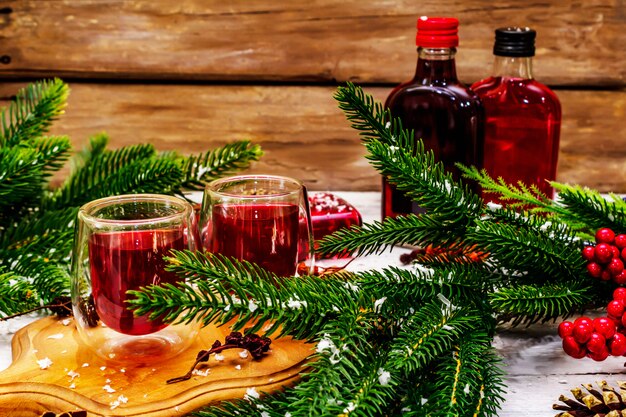 Liqueur ou teinture de baies festive du Nouvel An comme ingrédient pour la préparation d'un cocktail d'alcool