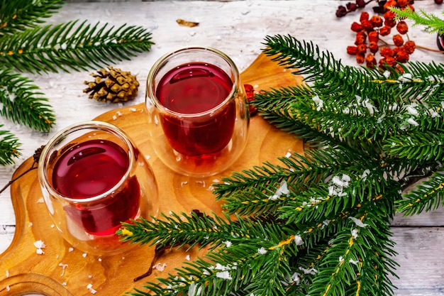 Liqueur ou teinture de baies festive du Nouvel An comme ingrédient pour la préparation d'un cocktail d'alcool