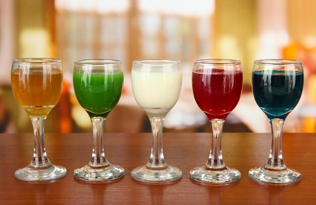 Liqueurs de couleur savoureuses sur fond clair