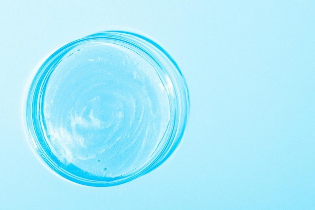 Liquide bleu avec lustre Dans une boîte de Pétri Recherche en laboratoire de médecine de gel cosmétique Chimie