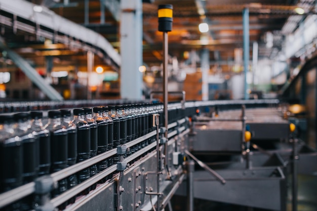 Liquide en bouteille sur les machines en usine