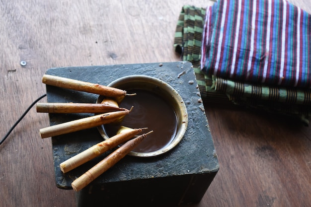 Liquide de cire Canting et Batik pour faire du tissu indonésien traditionnel batik un artisanat indonésien typique