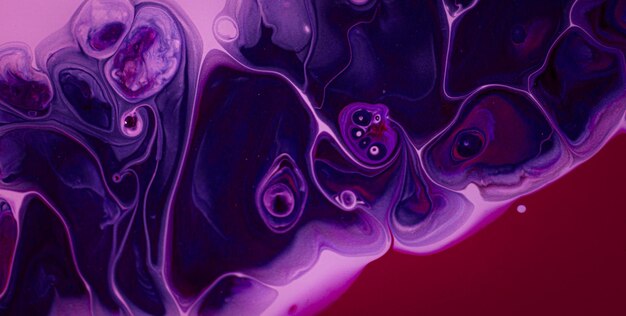 un liquide de couleur violette et violette avec le mot b dessus