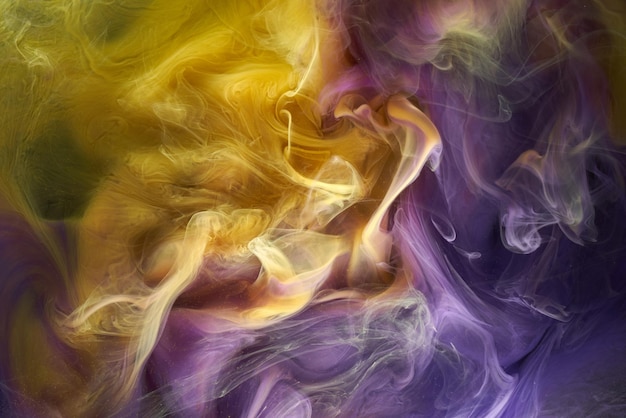 Liquide fluide art abstrait fond violet jaune danse peintures acryliques espace sous-marin fumée océan couleur explosion