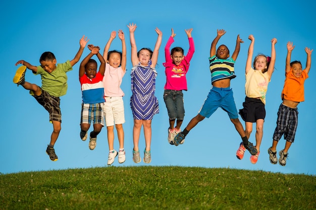 Lire et jouer, joie de l'enfant, jardin d'enfants et enfants d'âge préscolaire