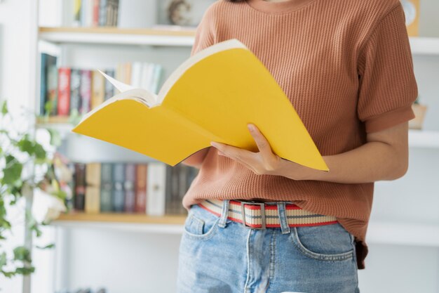 Lire un livre. Éducation, académique, apprentissage de la lecture et concept d'examen.