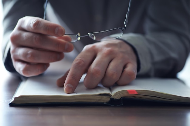 Lire un livre Un homme est assis et lit de la littérature Des manuels scolaires pour étudier la religion